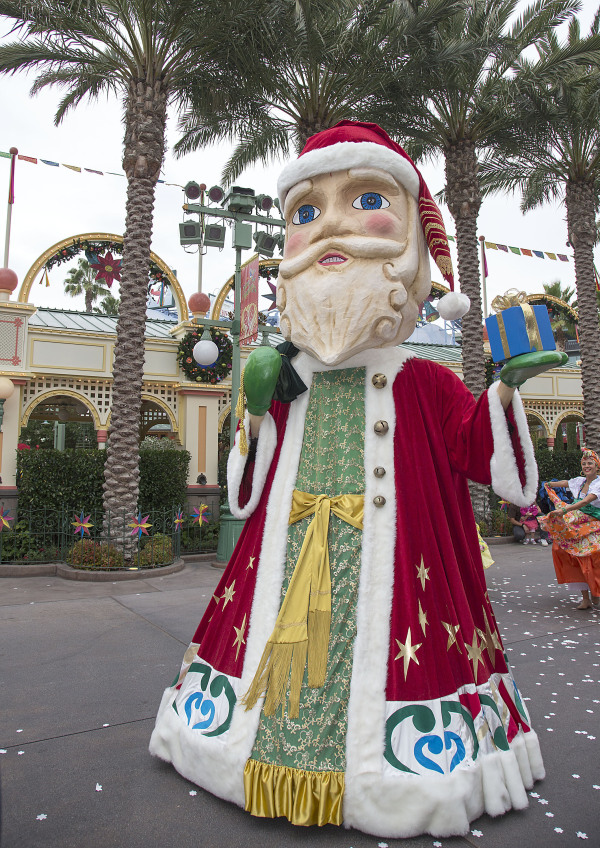 Disney Viva Navidad Street Party - Santa Claus